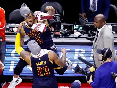 LeBron James #23 dan J.R. Smith #5 omerayakan keberhasilan timnya lolos ke Final NBA usai memenangi laga melawan Raptors 113-87 pada final wilayah timur NBA Playoffs 2016 di Air Canada Centrer (27/5/2016). (Mark Blinch/Getty Images/AFP)