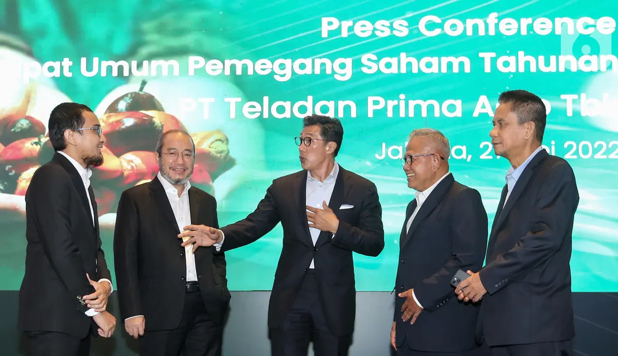 (Ki-Ka) Kepala Keuangan dan Strategi Perusahaan TLDN Wasisto Budi Sulistio, Direktur Keuangan, Akuntansi & Pajak Mahirudin, President Direktur Wishnu Wardhana, Direktur Perkebunan & Agronomi Noor Falich dan Direktur KeberlanjutanGinanja Yayan H. Ginanjar berbincang usai paparan Rapat Umum Pemegang Saham Tahunan (RUPST) pertama setelah TLDN tercatat di Bursa Efek Indonesia (BEI) pada 12 April 2022, di Jakarta, Jumat (27/05/2022). (Liputan6.com/Fery Pradolo)