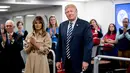 Presiden AS, Donald Trump dan Melania Trump melakukan pertemuan di Kantor Pusat Penanggulangan Bencana di Washington, Rabu (6/6). Trump dan Melania membahas kesiapan musim badai 2018 di AS, yang secara resmi dimulai pada 1 Juni. (AP/Andrew Harnik)