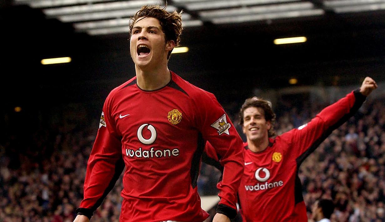 Gol debutnya di Derby Manchester terjadi saat Manchester United menang 4-2 atas tamunya Manchester City di babak ke-5 Piala FA musim 2003/2004, 14 Februari 2004. Cristiano Ronaldo menyumbang 1 gol dan bermain penuh dalam laga tersebut. (AFP/Steve Parkin)