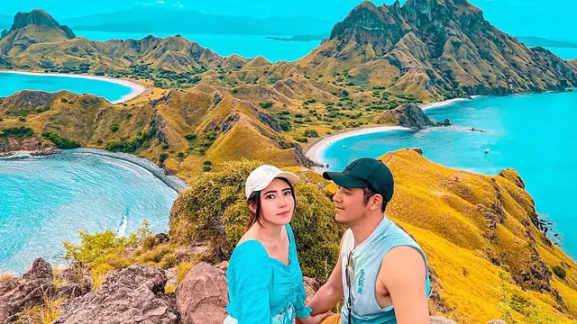 6 Potret Liburan Via Vallen dan Chevra di Pulau Komodan Labuan Bajo, Romantis