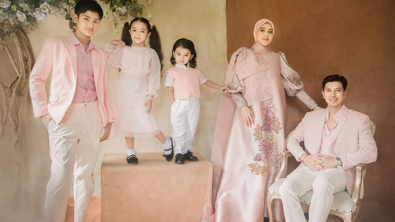 Pemotretan Terbaru Keluarga Sonny Septian dan Fairuz A Rafiq, Tampil Kompak dengan Busana Senada