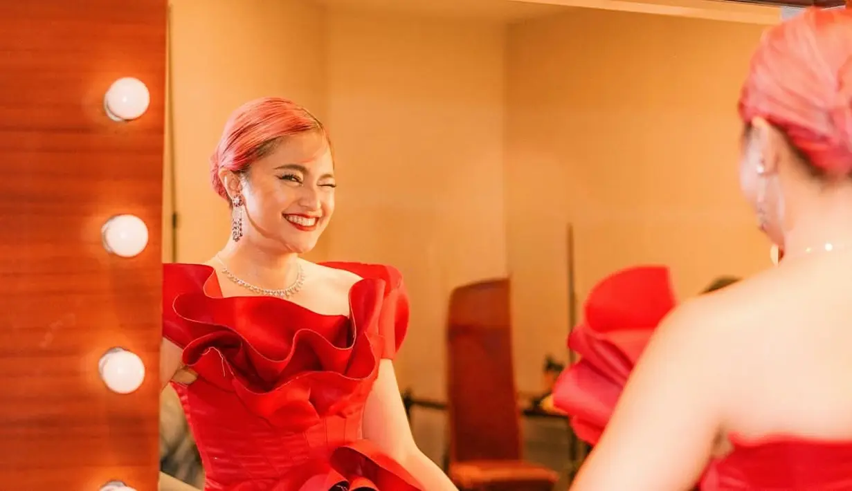 Pertajam tampilan glamor, Marshanda pulas wajahnya dengan makeup bold berlipstik merah menyala [@marshanda99]