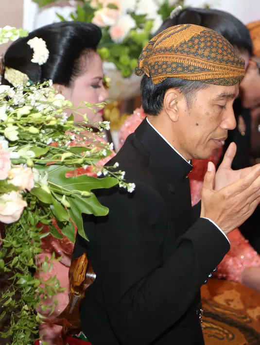 Presiden Jokowi mengucapkan syukur setelah prosesi ijab kabul pernikahan putra sulungnya, Gibran Rakabuming dengan Selvi Ananda. (Galih W. Satria/Bintang.com)