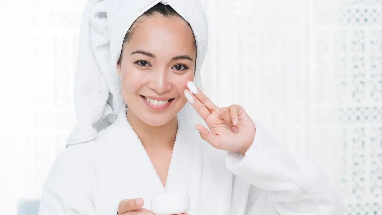 Bangun dengan Kulit Lebih Siap Hadapi Polusi Lewat Ritual Pagi Cleanser, Serum, dan Eye Cream