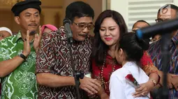 Gubernur DKI Jakarta Djarot Saiful Hidayat bersama istri Happy Farida saat perpisahan dirinya di Balaikota DKI Jakarta, Minggu (15/10). Pelepasan Djarot sebagai Gubernur DKI Jakarta periode 2012-2017 berlangsung meriah. (Liputan6.com/Immanuel Antonius)