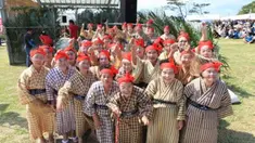 Penampilan mereka di atas panggung tidak kalah dengan gadis-gadis muda yang tampil prima.