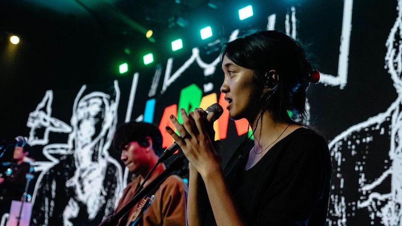 Sempat Digoda Penonton, Ini 8 Potret Aishameglio Putri Duta Sheila On 7 Saat Manggung Bareng - Sang Ayah Ungkap Tugas Utama Anaknya