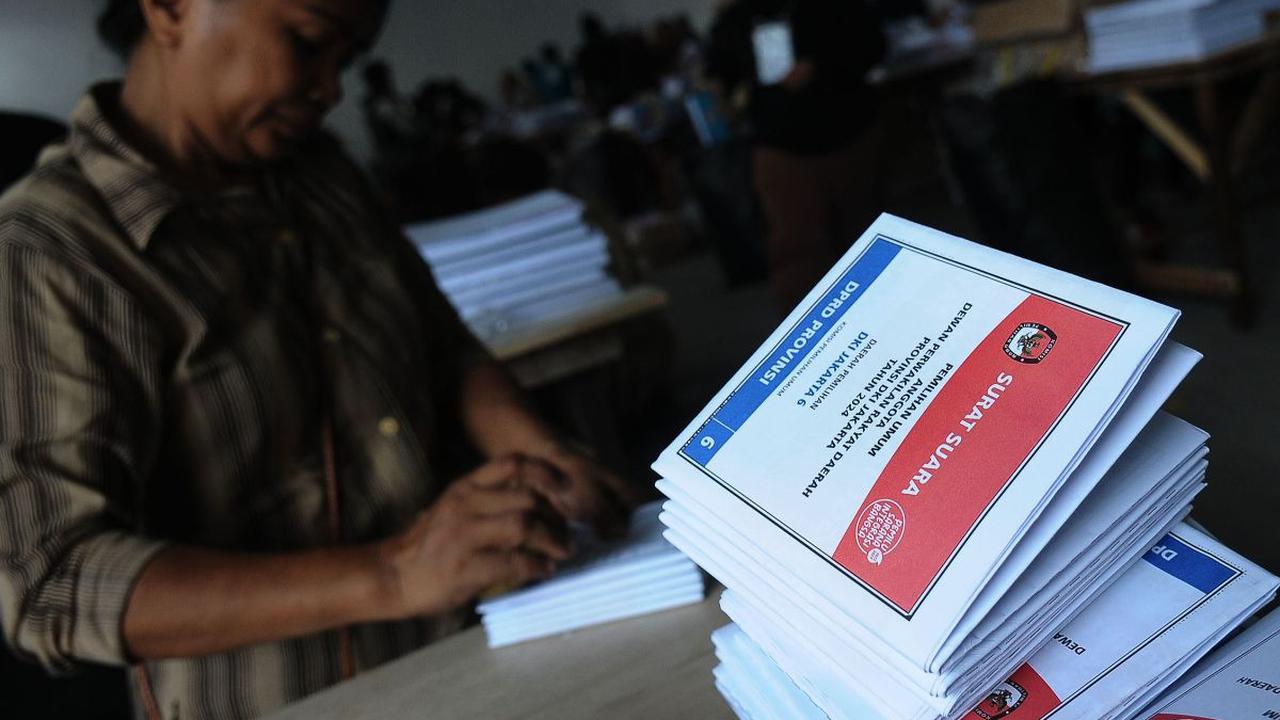 Komisi Pemilihan Umum (KPU) Jakarta Timur daerah pemilihan DKI Jakarta 6 telah memulai pelipatan surat suara DPRD Provinsi DKI untuk Pemilu 2024 pada Selasa (2/1/2024). Pelipatan dan penyortiran surat suara ini dilakukan di kawasan industri Pulogadung, Ja