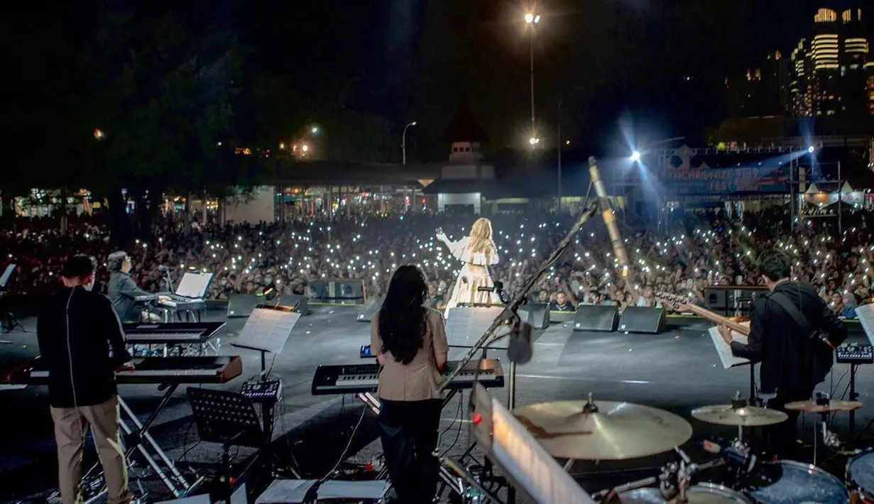 Sejumlah foto dan video dokumentasi aksi 3 Diva diunggah Erwin Gutawa di akun Instagram terverifikasi, pada 8 Oktober 2022. Pemilik album Rockestra mengaku ini bukan kali pertama menyapa Synchronize Festival. “Kedua kali tampil di festival ini dan energinya selalu luar biasa,” Erwin Gutawa mengabarkan. Seribuan orang menyukai unggahan sang musisi. (Foto: Dok. Instagram @eg.erwingutawa)