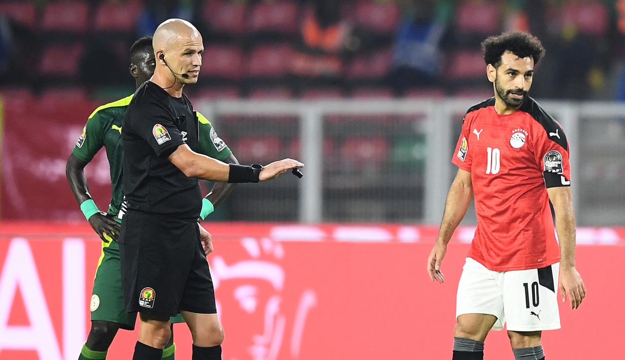 Namun Mohamed Salah memilih mengakhiri protes dan menolak tawaran Gomes untuk menjadi wasit. (AFP/Charly Triballeau)