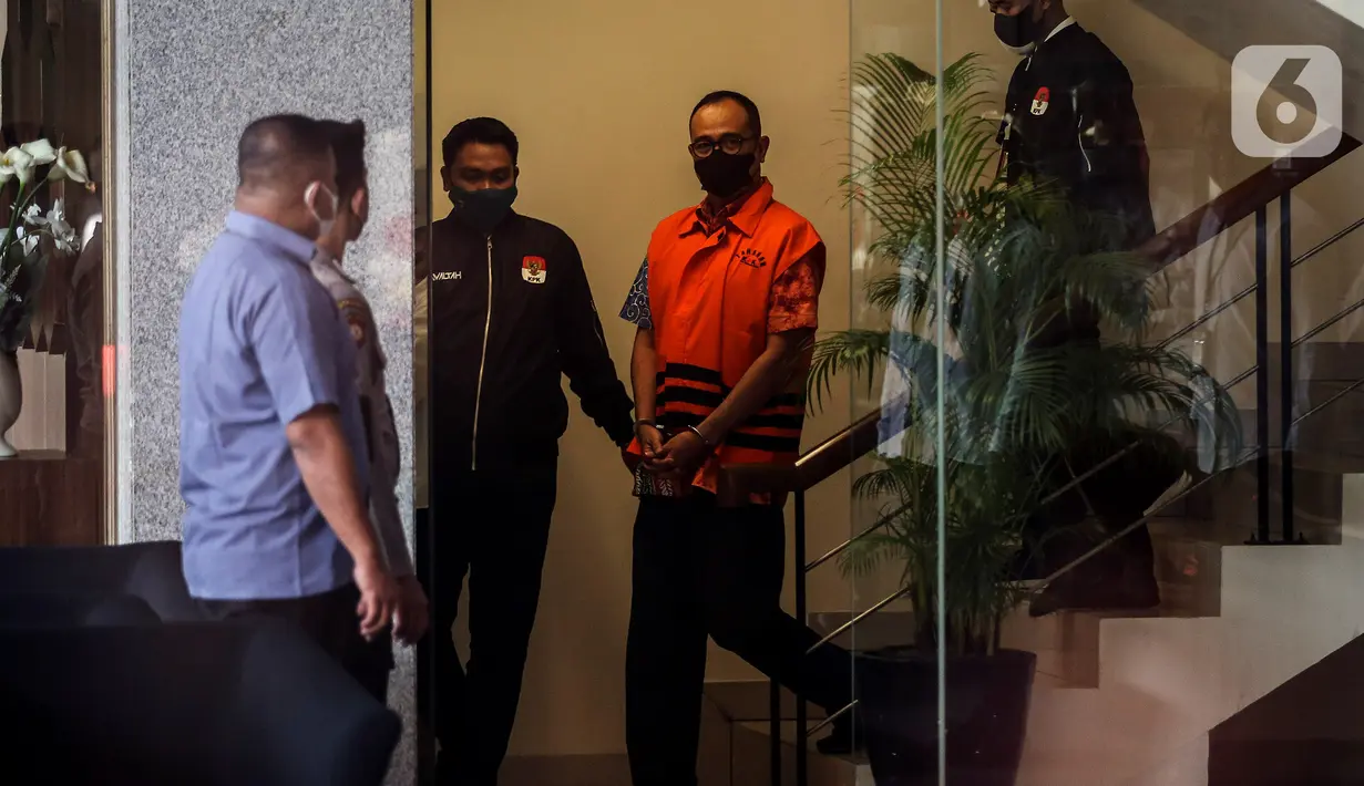 Komisi Pemberantasan Korupsi (KPK) menahan  Rafael Alun Trisambodo, tersangka kasus dugaan gratifikasi pemeriksaan perpajakan kurun waktu 2011-2023. (Liputan6.com/Johan Tallo)