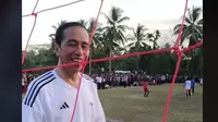 Viral Wanita Minta dan Dapat Handuk dari Jokowi Saat Main Sepak Bola di Papua. foto: TikTok @lisabiduri
