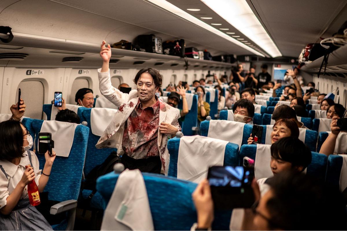 Gerombolan zombie serbu kereta cepat Shinkansen di Jepang