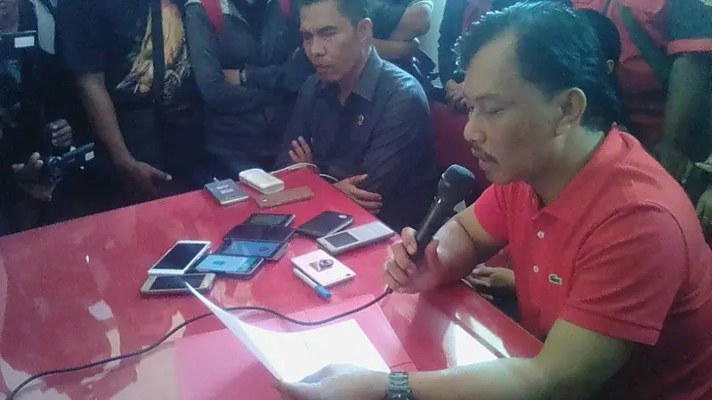  Arief Wicaksono membacakan surat pengunduran diri sebagai Ketua DPRD Kota Malang