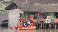 Penyelamatan Balita Terjebak Banjir Kuta