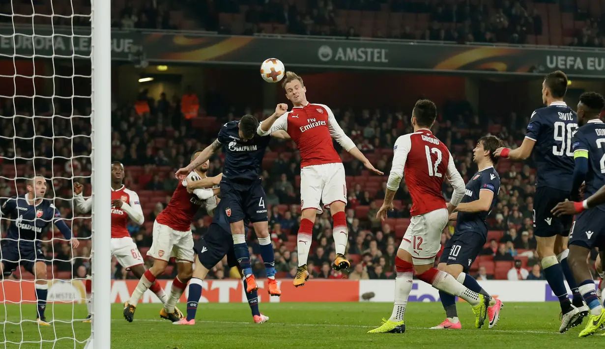 Pemain Arsenal, Rob Holding berusaha melakukan sundulan ke gawang Red Star Belgrade pada penyisihan Grup H Liga Europa di Emirates Stadium, Jumat (3/11). The Gunners ditahan imbang tanpa gol oleh tim tamu. (AP /Tim Ireland)