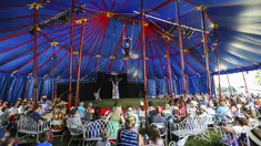 Akrobat di bawah tenda besar memukau penonton selama pertunjukan Flynn Creek Circus di Avon, Colorado (14/8/2021). Pertunjukkan ini menerapkan tempat duduk ramah Covid-19 dengan meja individu per pesta. (Chris Dillmann/Vail Daily via AP)
