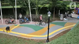 Aktivitas pekerja saat menyelesaikan pembangunan Taman Link In Park, Cempaka Putih, Jakarta Pusat, Kamis (12/1/2023). Pemprov DKI melalui Dinas Pertamanan dan Hutan Kota (Distamhut) DKI Jakarta akan segera meresmikan taman baru viral Link In Park dengan inspirasi nama band rock asal Amerika Serikat dengan sejumlah fasilitas di taman tersebut antara lain, area skateboard, fitness outdoor, area bermain anak, toilet, hingga rumah hobbit yang akan diresmikan pada Februari mendatang. (merdeka.com/Iqbal S Nugroho)