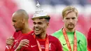 Pemain Liverpool, Luis Diaz, memakai tutup Trofi Piala FA saat merayakan gelar juara di Stadion Wembley. (AP/Kirsty Wigglesworth)
