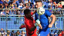 Striker Arema, Jonathan Bauman, gagal menyelesaikan peluang setelah bola ditepis kiper Semeru FC dalam laga uji coba di Stadion Kanjuruhan, Kabupaten Malang (5/2/2020). (Bola.com/Iwan Setiawan)