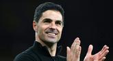 Pelatih Arsenal, Mikel Arteta, tampak bahagia setelah anak asuhnya berhasil meraih kemenangan penting saat menjamu Burnley dalam lanjutan Premier League di Emirates Stadium, Selasa (19/5/2026). (AFP/Glyn Kirk)