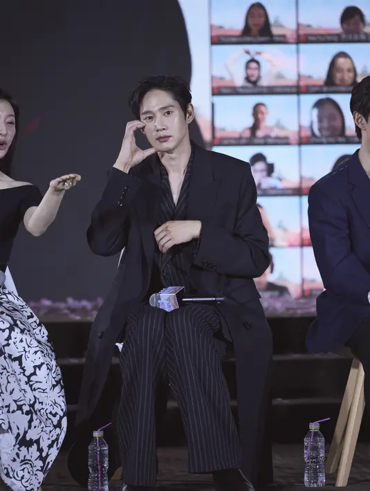 Park Sung Hoon Queen of Tears di konferensi pers yang digelar Kamis (7/3/2024). [Foto: Netflix]