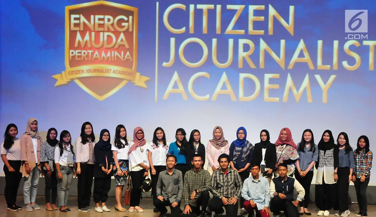 Sejumlah peserta berfoto bersama dalam acara Citizen Journalist Academy Energi Muda Pertamina, Jakarta, Kamis (27/7). (Liputan6.com/Helmi Afandi)