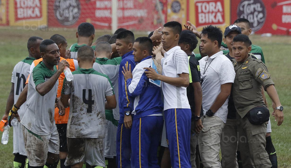Pemain IPDN sebelum pertandingan melawan Universitas Kuningan pada laga Torabika Campus Cup 2017 di Gor Jati Padjajaran, Jatinangor, Rabu (27/9/2017). IPDN menang 3-1 lewat adu penalti atas Universitas Kuningan. (Bola.com/M Iqbal Ichsan)