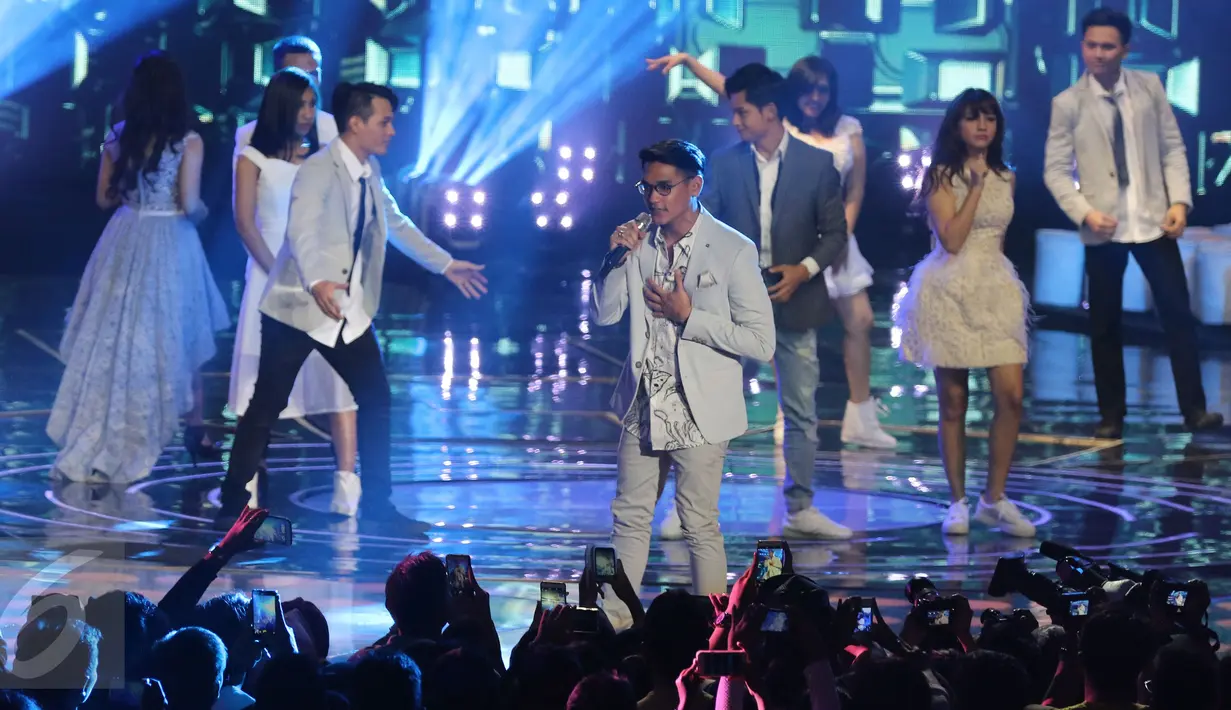 Penampilan penyanyi muda berbakat, Afgan di atas panggung perayaan HUT 26 SCTV di Istora Senayan, Jakarta, Rabu (24/8). Malam itu, Afgan membawakan lagunya yang berjudul 'Kunci Hati'. (Liputan6.com/Herman Zakharia)