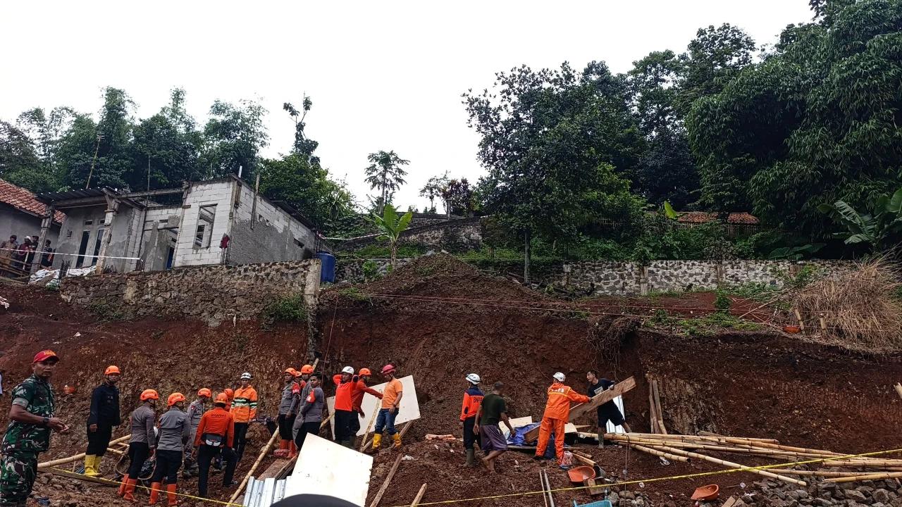 Longsor Timbun 6 Orang di Desa Sempur Jatinangor Sumedang: 2 Selamat dan 4 Masih Dicari