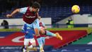 Gelandang West Ham United, Pablo Fornals melepaskan tandukan yang masih melebar dari gawang Everton dalam laga lanjutan Liga Inggris 2020/21 pekan ke-17 di Goodison Park, Jumat (1/1/2021). West Ham United menang 1-0 atas Everton. (AFP/Peter Byrne/Pool)