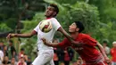 Pemain depan timnas U-23 Indonesia, Gilbert Dwaramury (kiri) berebut bola dengan pemain Martapura FC saat laga uji coba di National Youth Training Centre, Sawangan, Depok (4/1/2015). (Liputan6.com/Helmi Fithriansyah)