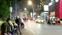 Demo Tolak Kenaikan BBM Pecah di Cikini, Massa Bakar Ban
