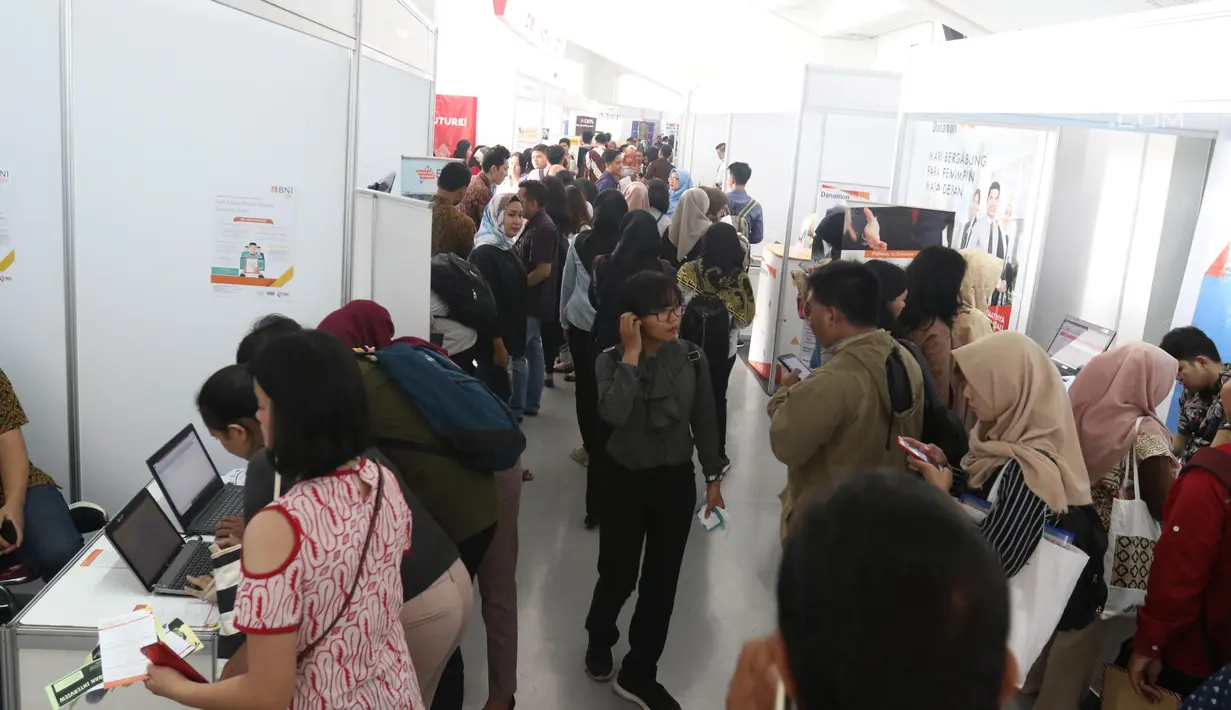 Suasana saat pencari kerja mencari lowongan pekerjaan di Mega Career Expo 2019, GBK, Senayan, Jakarta, Selasa (2/7/2019). Mega Career Expo 2019 diikuti lebih dari 100 perusahaan BUMN, nasional, dan multinasional. (Liputan6.com/Angga Yuniar)