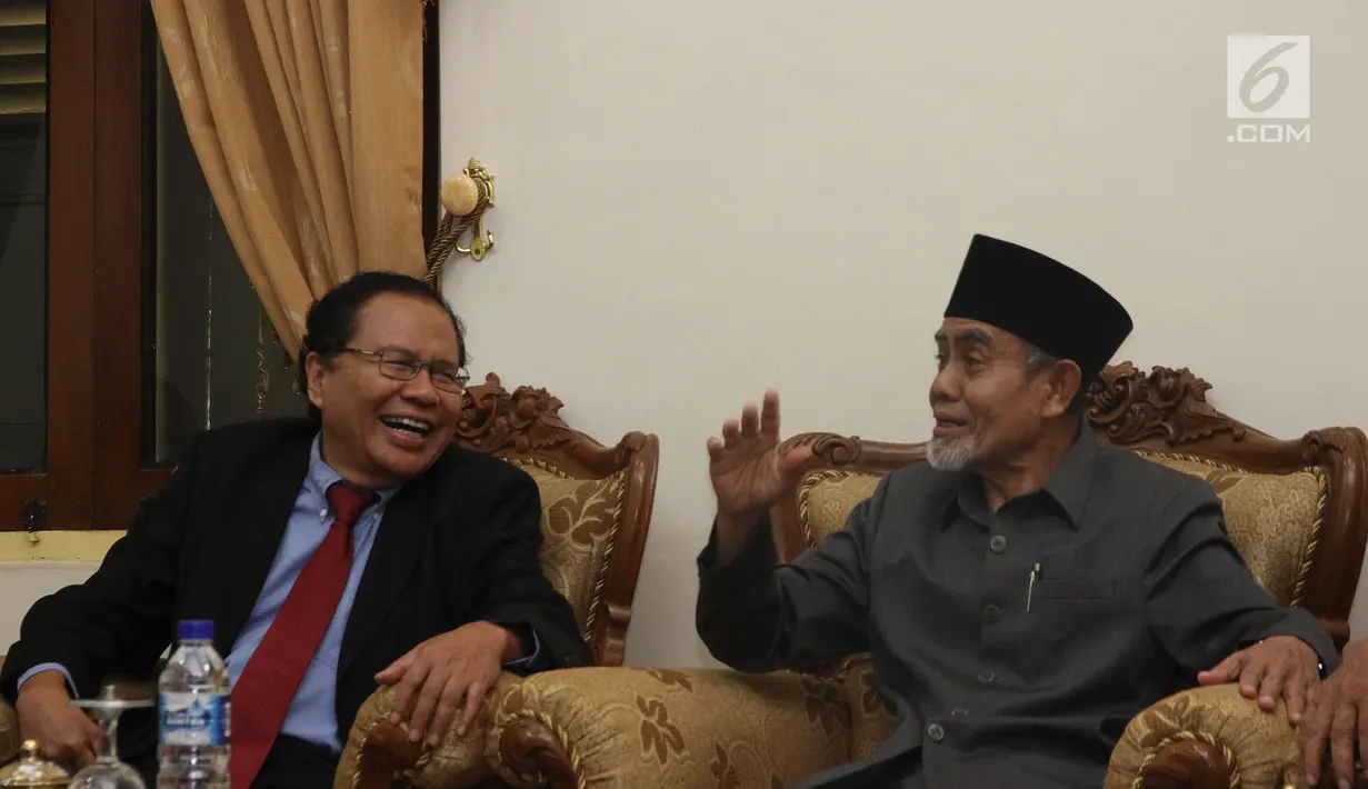 Tokoh Nasional, Rizal Ramli berbincang dengan Pimpinan Pondok Pesantren, KH Hasan Abudulah Sahal pada kunjungan dan kuliah umum di Pondok Pesantren Gontor dan Universitas UNIDA Gontor di Ponorogo, Jawa Timur, Minggu (15/10). (Liputan6.com/Pool/Sin)
