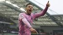Pemain Everton, Dwight McNeil melakukan selebrasi setelah mencetak gol ke gawang Brighton pada laga pekan ke-35 Liga Inggris 2022/2023 di  American Express Community Stadium, Brighton, Inggris, Selasa (09/05/2023) WIB. The Toffees menang dengan skor 5-1. (AP Photo/PA/Adam Davy)