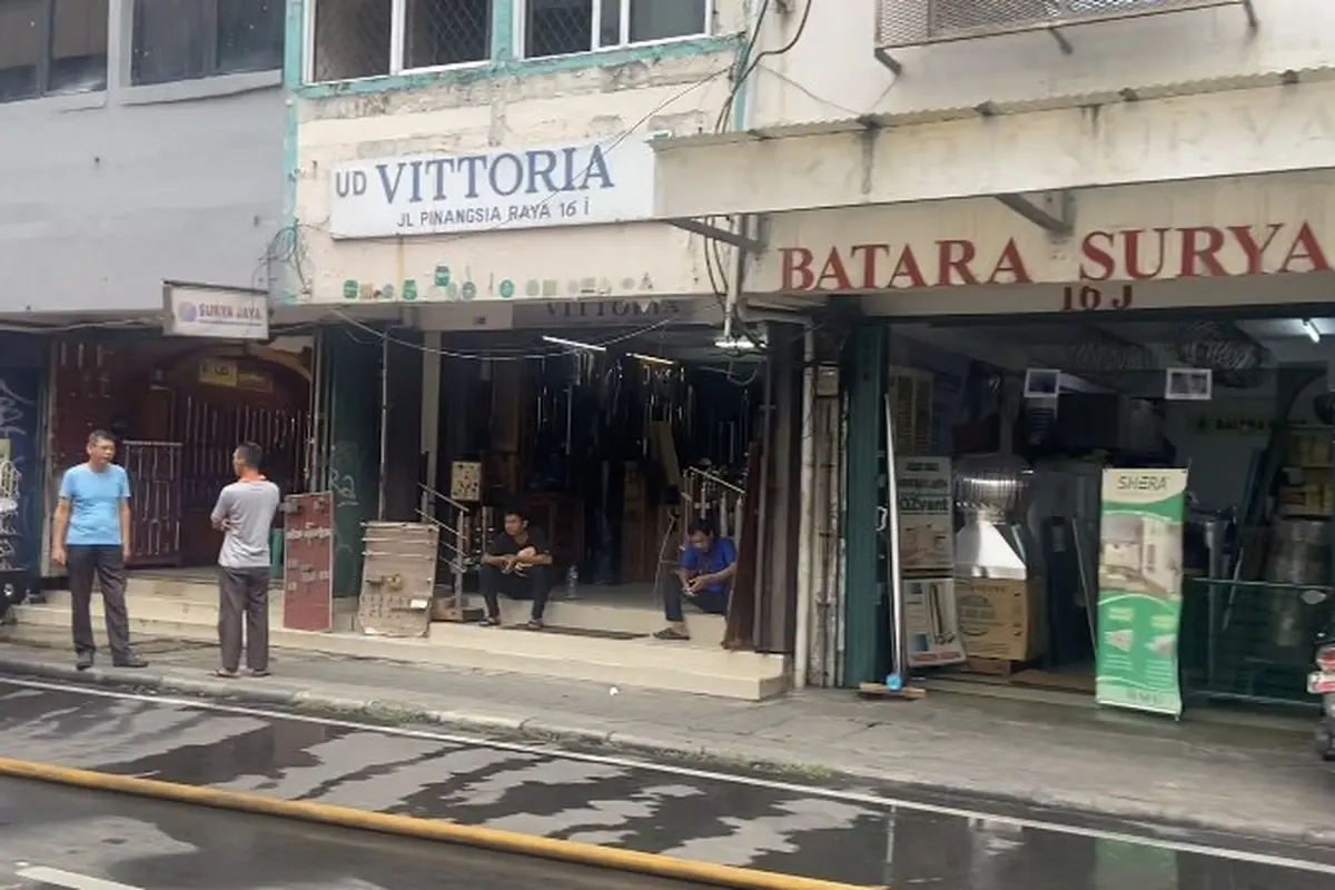 Sejumlah ruko di kawasan Glodok Plaza masih tetap beroperasi, pasca kebakaran yang terjadi Rabu 15 Januari 2025 malam.