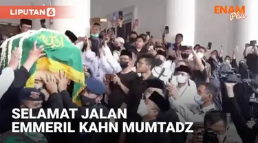 Masyarakat sambut antusias rombongan jenazah Emmeril Kahn Mumtadz di perjalanan menuju lokasi pemakan. Ribuan warga bahkan tumpah ruah sampai ke tengah jalan.