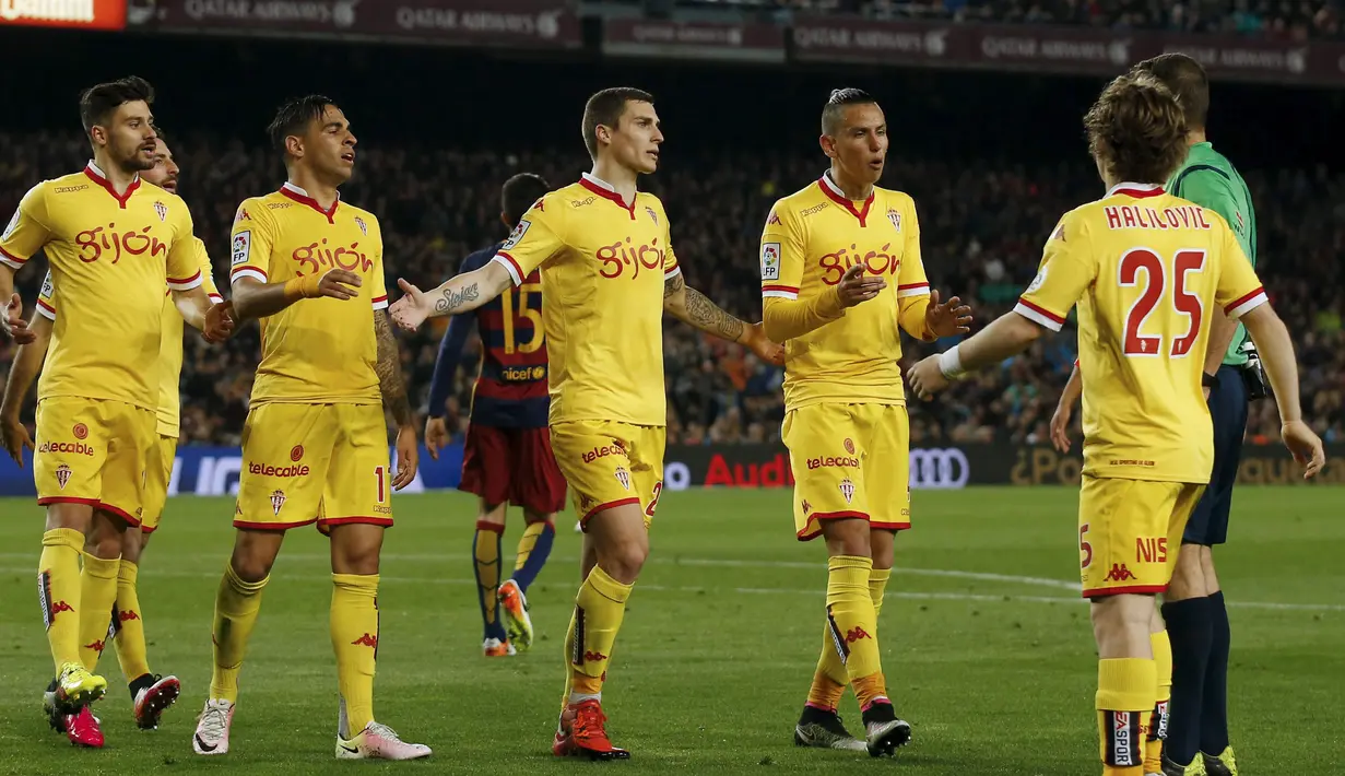 Para pemain Sporting Gijon melakukan protes kepada wasit saat melawan Barcelona pada lanjutan La Liga Spanyol di Stadion Camp Nou, Barcelona, Sabtu (23/4/2016). (Reuters/Albert Gea)