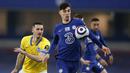 Gelandang Chelsea, Kai Havertz (kanan) mengontrol bola dibayangi bek Brighton and Hove Albion, Lewis Dunk dalam laga lanjutan Liga Inggris 2020/2021 pekan ke-32 di Stamford Bridge, London, Selasa (20/4/2021). Chelsea bermain imbang 0-0 dengan Brighton. (AP/Frank Augstein/Pool)