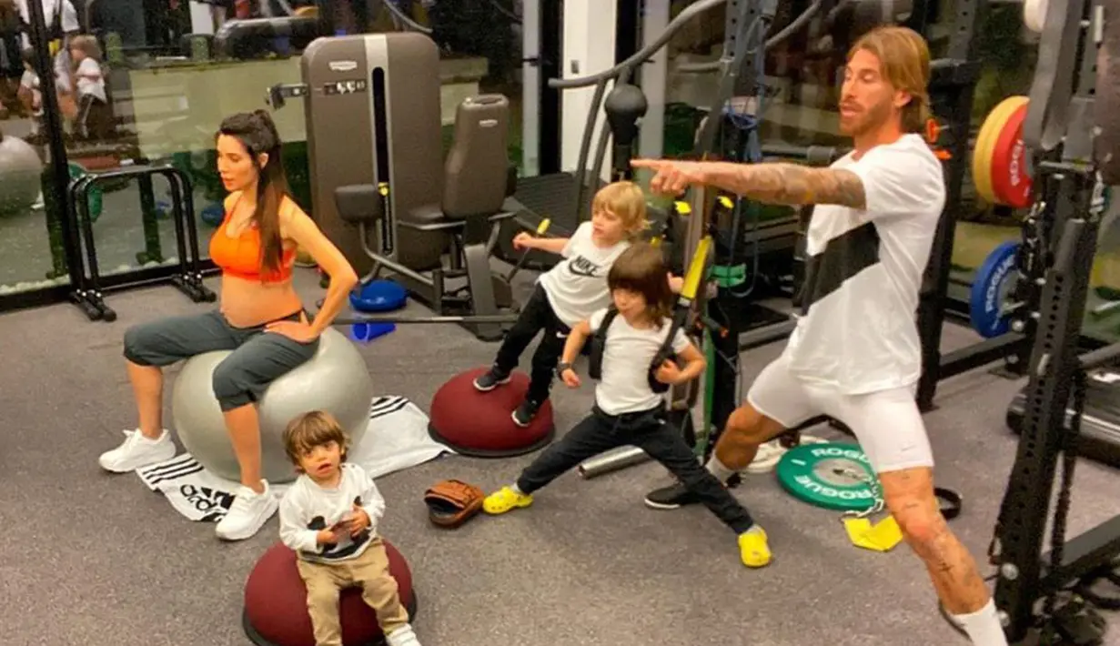 Foto dari akun Instagram pemain Real Madrid Sergio Ramos (kanan) menunjukkan dirinya dan keluarganya tengah berolahraga di rumah selama masa karantina wilayah (lockdown) di Spanyol pada 17 Maret 2020. (Xinhua)
