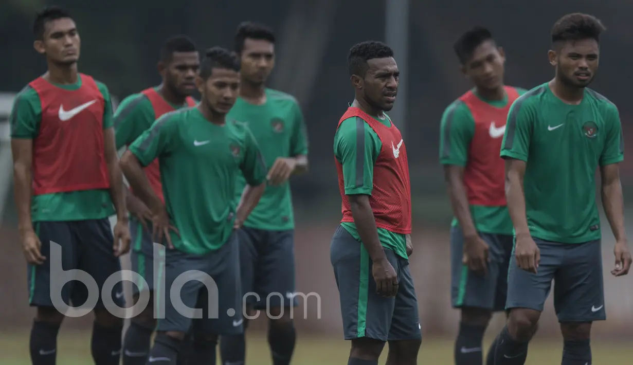 Gelandang Borneo FC, Terens Puhiri (ketiga kanan), bersama rekan-rekannya saat mengikuti seleksi Timnas Indonesia U-22 di Lapangan SPH Karawaci, Banten, Selasa (7/3/2017). (Bola.com/Vitalis Yogi Trisna)