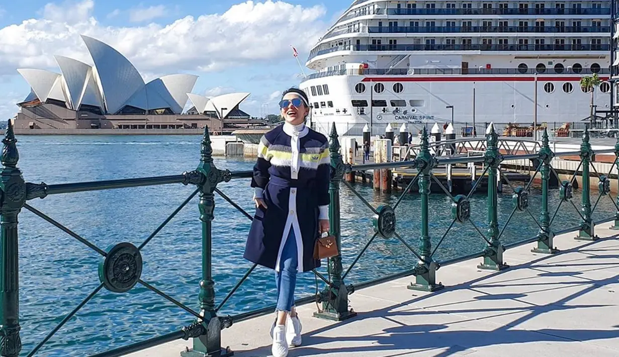 Sejak menikah dengan Reino Barack, Syahrini memang beberapa kali bepergian ke luar negeri untuk sekadar liburan. Beberapa waktu lalu, Syahrini mengunjungi Sydney, Australia. Dalam kesempatan itu, Syahrini memakai coat, jeans ketat serta kacamata yang tampak modis. (Liputan6.com/IG/@princessyahrini)