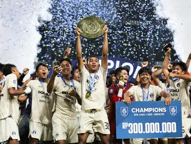 Para pemain Persita Tangerang berhasil mengangkat trofi juara di ajang Elite Pro Academi kategori U-20 2024/2025 di Stadion Patriot Chandrabhaga, Bekasi pada Sabtu (22/2/2025). (Bola.com/Abdul Aziz)