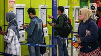 Calon penumpang melakukan pencetakan tiket kereta di Stasiun Gambir, Jakarta, Minggu (26/2/2023). Dengan kebijakan H-45 tersebut, diharapkan masyarakat dapat lebih leluasa merencanakan perjalanan pada momen arus mudik Lebaran. (Liputan6.com/Faizal Fanani)