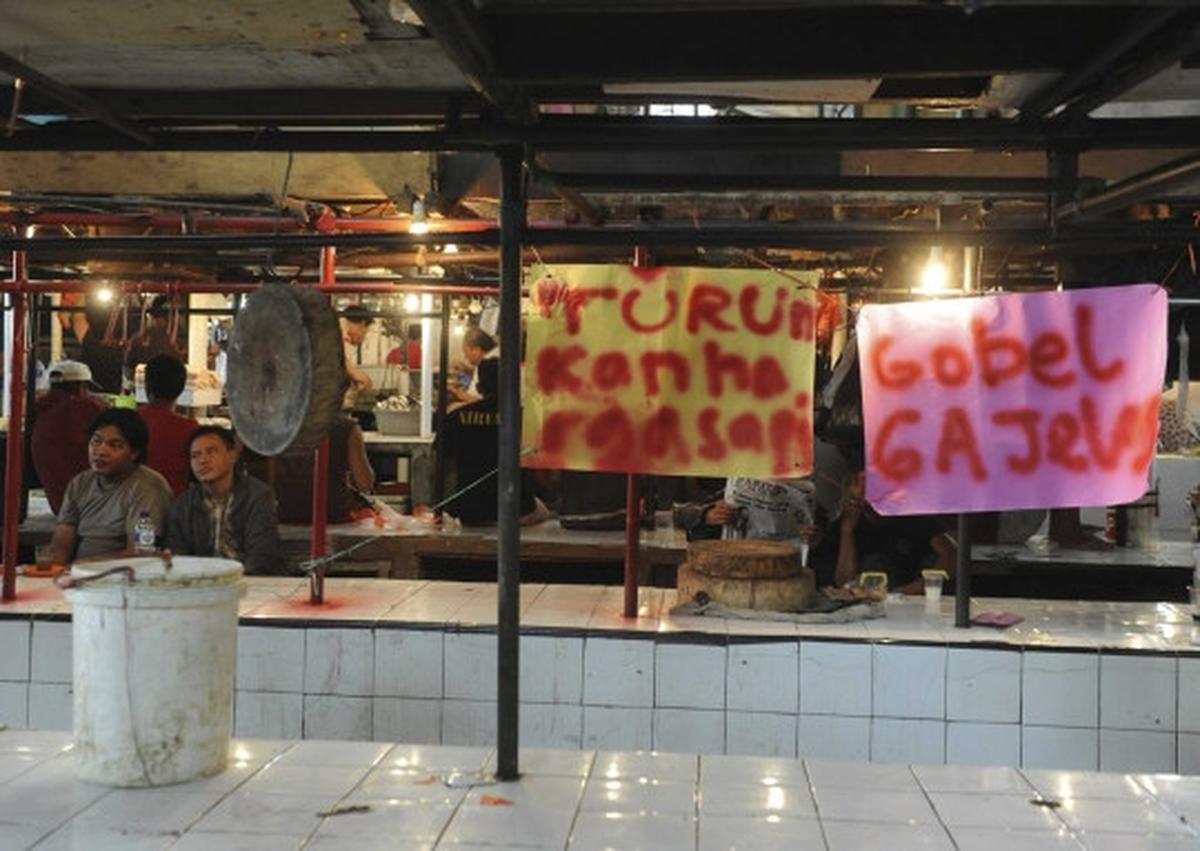 Tuntut turunkan harga, pedagang daging sapi di Senen mogok berjualan