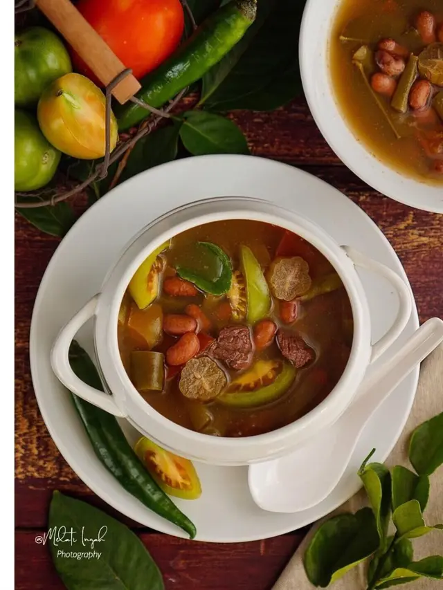 Semangkuk sayur asem sunda dengan kacang merah