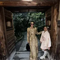 Kim Kardashian dan North West memiliki gaya fashion yang kompak dan ikonis. [Foto: Kim Kardashian/ Instagram]