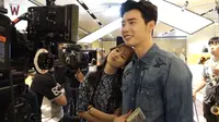 Lee Jong Suk Sebut Sensasi Ciuman dengan Tangan Diborgol